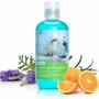 Shampoo voor honden met een lange witte vacht.